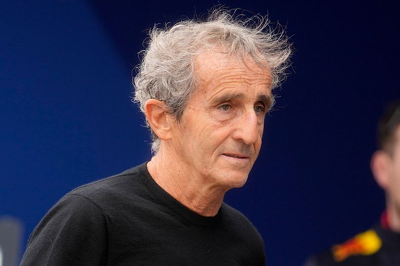 ARCHIVO - El expiloto Alain Prost llega antes de la tercera sesión de entrenamientos libres en el circuito de Mónaco, el 25 de mayo de 2024, previo al Gran Premio de Mónaco de Fórmula Uno. (AP Foto/Luca Bruno, archivo)