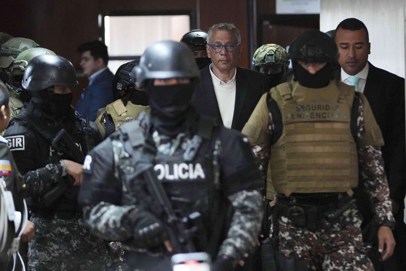 ARCHIVO - El ex vicepresidente de Ecuador Jorge Glas es escoltado a una sala del tribunal para su sentencia luego de ser declarado culpable de malversación de fondos en Quito, Ecuador, el 30 de junio de 2025. (AP Foto/Dolores Ochoa, Archivo)