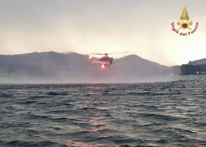 En esta imagen difundida por bomberos italianos, un helicóptero realiza tareas de rescate tras el naufragio de un bote turístico en medio de una tormenta en el Lago Maggiore, en la región norteña de Lombardía, el domingo 28 de mayo de 2023.. (Vigili Del Fuoco vía AP)