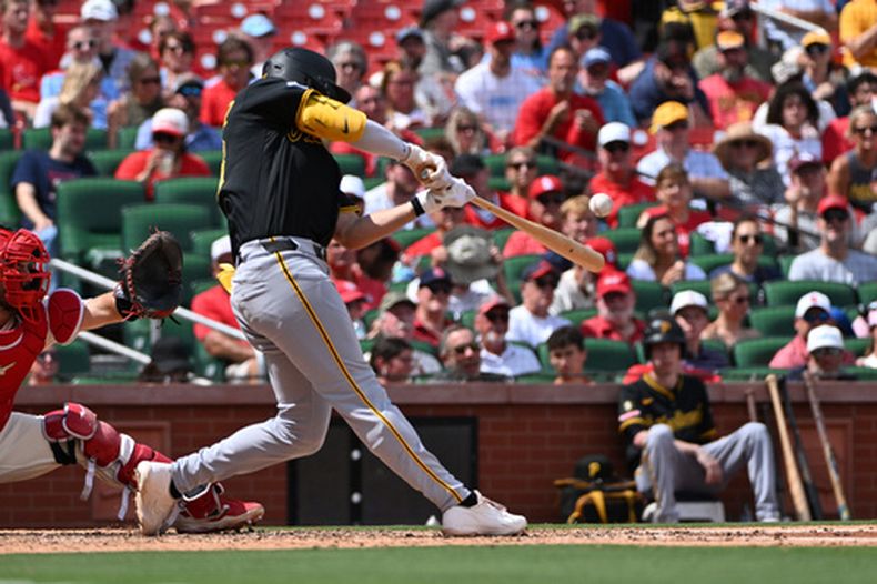 El jugador de los Piratas de Pittsburgh, Jacob Gonzalez, conecta un sencillo remolcador durante la cuarta entrada de un partido de béisbol contra los Cardenales de San Luis, el sábado 29 de agosto de 2026, en San Luis. (Foto AP/Jeff Le)