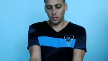 americateve | El cubano que se cortó las venas por que no lo dejaron entrar a ecuador continua retenido en un aeropuerto de ese país. Pero hay otros tres cubanos también en la misma situación en la terminal aérea de Quito para ser deportados a la isla.