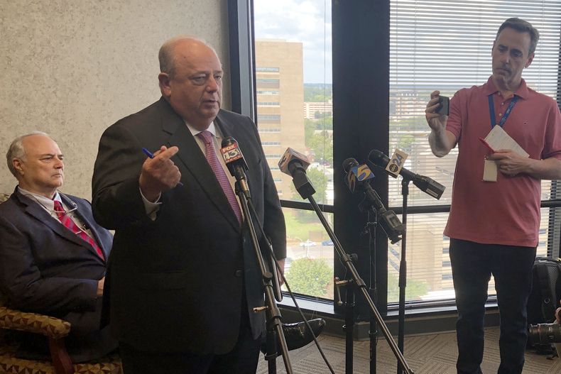 El abogado Randall Fishman habla con la prensa el miércoles 16 de agosto de 2023, en Memphis, Tennessee (AP Foto/Adrián Sáinz)