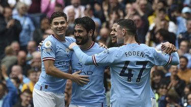 Ilkay Gundogan del Manchester City celebra con sus compañeros tras anotar el segundo gol de su equipo en el encuentro ante el Leeds en la Liga Premier el sábado 6 de mayo del 2023. (AP Foto/Rui Vieira)