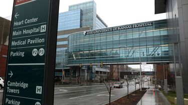 ARCHIVO - Edificios del Hospital de la Universidad de Kansas en marzo 9 de 2020, en Kansas City, Kansas. (AP Foto/Charlie Riedel, archivo)