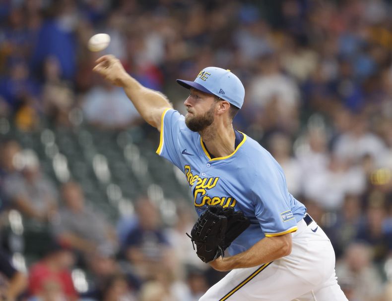 El abridor de los Cerveceros de Milwaukee Colin Rea lanza en la primera entrada en el encuentro ante los Guardianes de Cleveland el domingo 18 de agosto del 2024.(AP Foto/Jeffrey Phelps)