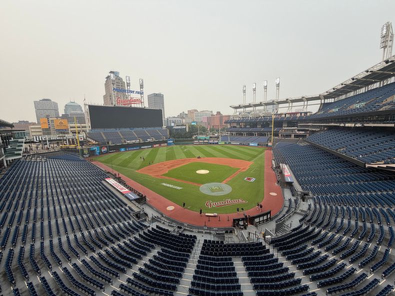 Una vista desde el nivel del palco de prensa en el Progressive Field en Cleveland, Ohio, el viernes 17 de julio de 2026, después de que el juego entre los Piratas de Pittsburgh y los Guardianes de Cleveland fuera pospuesto debido a preocupaciones por la calidad del aire a causa del humo de los incendios forestales de Canadá y el norte de Minnesota. (Foto AP/Joe Reedy)