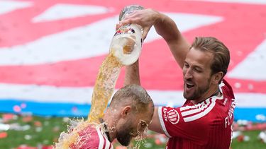 Harry Kane, del Bayern, le vierte cerveza a su compañero Joshua Kimmich mientras celebran el título de la Bundesliga al final del partido de fútbol entre el Bayern y el FC Colonia en Múnich, Alemania, el sábado 16 de mayo de 2026. (Foto AP/Matthias Schrader)
