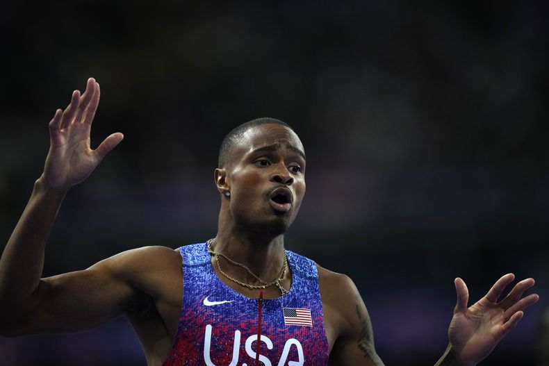 El estadounidense Quincy Hall festeja su victoria en la final de los 400 metros de los Juegos Olímpicos, el miércoles 7 de agosto de 2024, en Saint-Denis, Francia (AP Foto/Petr David Josek)