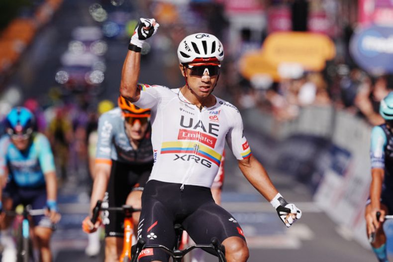 El ecuatoriano Jhonatan Narváez celebra su victoria en la cuarta etapa del Giro de Italia, el martes 12 de mayo de 2026, en Cosenza, Italia. (Gian Mattia dAlberto/LaPresse vía AP)