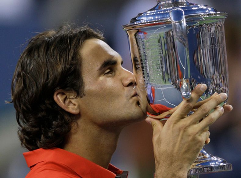 ARCHIVO - Foto del 8 de septiembre del 2008, el suizo Roger Federer le da un beso al trofeo tras ganar el Abierto de Estados Unidos al vencer al británico Andy Murray. (AP Foto/Charles Krupa, Archivo)