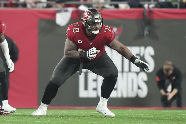 ARCHIVO - El tackle ofensivo Tristan Wirfs, de los Buccaneers de Tampa Bay, se prepara para un bloqueo en el partido de comodines entre los Eagles de Filadelfia, el lunes 15 de enero de 2024 (AP Foto/Peter Joneleit, archivo)