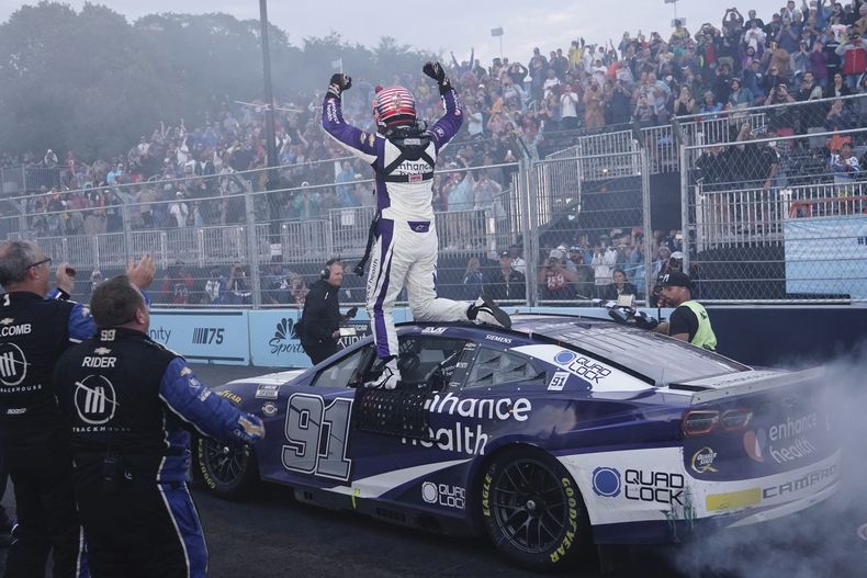 Shane Van Gisbergen celebra después de ganar la carrera de la Copa NASCAR en el Grant Park 220, el domingo 2 de julio de 2023, en Chicago. (AP Foto/Morry Gash)