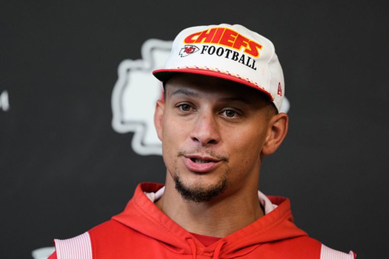 Patrick Mahomes, quarterback de los Chiefs de Kansas City, habla con la prensa el jueves 28 de mayo de 2026, tras participar en las actividades del equipo (AP Foto/Charlie Riedel)