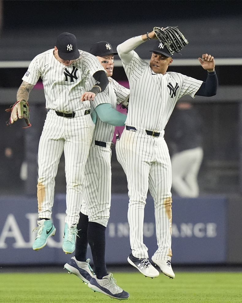 Alex Verdugo, a la izquierda, Aaron Judge, al centro, y Alex Verdugo, a la derecha, celebran tras vencer a los Bravos de Atlanta, el sábado 22 de junio de 2024, en Nueva York. (AP Foto/Frank Franklin II)