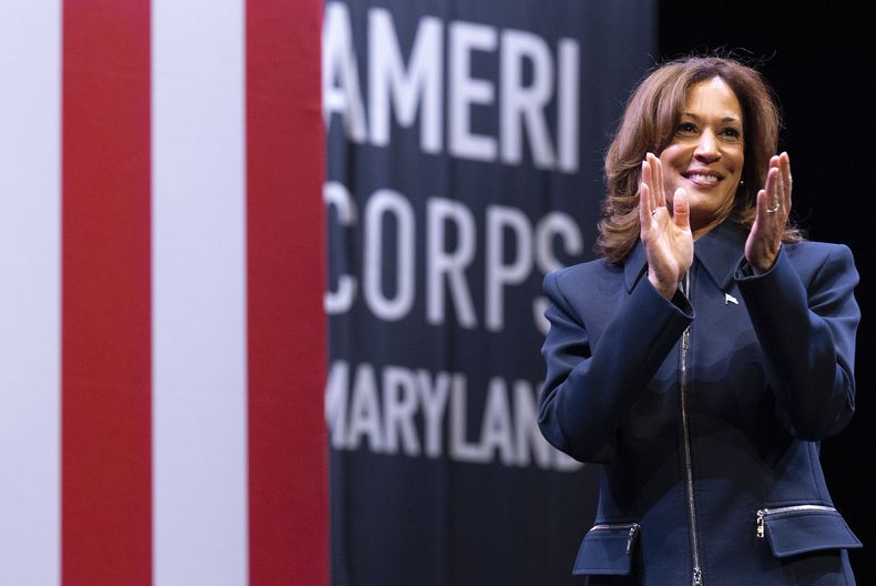 La vicepresidenta Kamala Harris habla a estudiantes y recién graduados en el Prince Georges Community College, en Largo, Maryland, el martes 17 de diciembre de 2024. (Foto AP/Jacquelyn Martin)