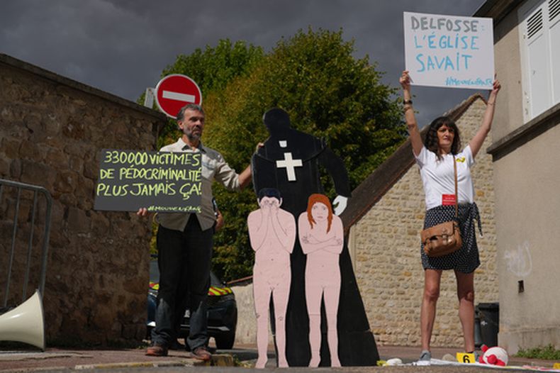 Activistas contra el abuso infantil realizan una protesta cerca de la casa de un exsacerdote católico sospechoso de haber abusado sexualmente de decenas de menores, en Etrechy, en las afueras de París, el miércoles 16 de septiembre de 2026. En los letreros se lee, de izquierda a derecha, “330.000 víctimas de abuso sexual infantil, nunca más”, y “Delfosse, la Iglesia sabía. (AP Foto/Thibault Camus)