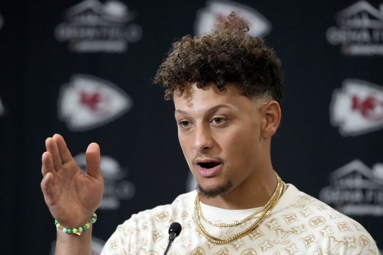 El quarterback de los Chiefs de Kansas City, Patrick Mahomes conversa con los medios tras un juego de NFL ante los Bengals de Cincinnati, el domingo 15 de septiembre, en Kansas City, Misuri. (AP Foto/Charlie Riedel)