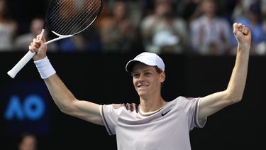 Jannik Sinner celebra su victoria sobre Novak Djokovic en las semifinales del Abierto de Australia, en Melbourne, Australia, el 26 de enero de 2024. (AP Foto/Alessandra Tarantino)