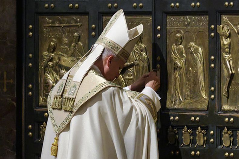 El papa León XIV cierra la Puerta Santa de la basílica de San Pedro para clausurar el Año Santo 2025, en el Vaticano, el 6 de enero de 2025. (Yara Nardi/Pool Foto vía AP)
