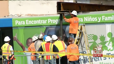 comienzan las labores para remover el  autobus accidentado en  edificio del pequeno haiti
