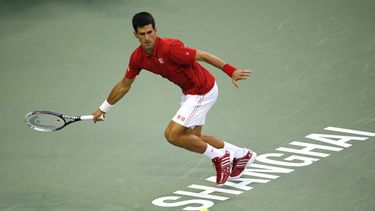 americateve | El serbio Novak Djokovic devuelve una volea al franc&eacute;s Jo-Wilfried Tsonga durante la semifinal del Masters de Shanghai en esa ciudad de China, el s&aacute;bado 12 de octubre de 2013. Djokovic avanz&oacute; a la final de la competici&oacute;n al ven