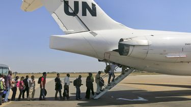 americateve | En esta fotograf&iacute;a tomada el domingo 22 de diciembre de 2013 y difundida por la Misi&oacute;n de las Naciones Unidas en Sud&aacute;n del Sur (UNMISS, por sus siglas en ingl&eacute;s) el lunes 23 de diciembre de 2013, UNMISS reubica a parte de su pe