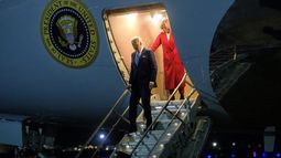 El presidente Joe Biden y la primera dama Jill Biden bajan del Air Force One a su llegada a la Base Conjunta Andrews, Maryland, el lunes 25 de noviembre de 2024, desde Staten Island, Nueva York. (AP Foto/Rod Lamkey, Jr.)