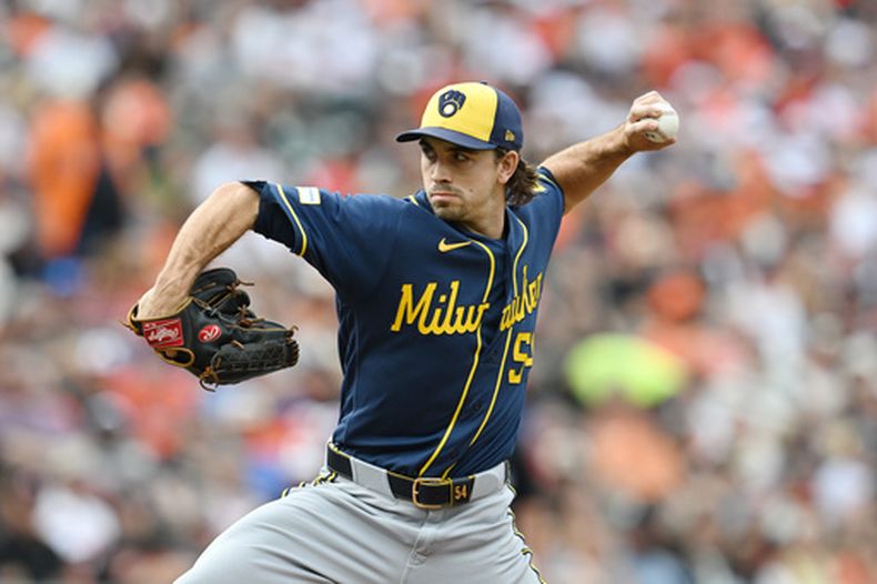 El lanzador de los Cerveceros de Milwaukee, Robert Gasser, realiza un lanzamiento contra los Orioles de Baltimore durante la primera entrada de un partido de béisbol el sábado 19 de septiembre de 2026, en Baltimore. (Foto AP/Gail Burton)