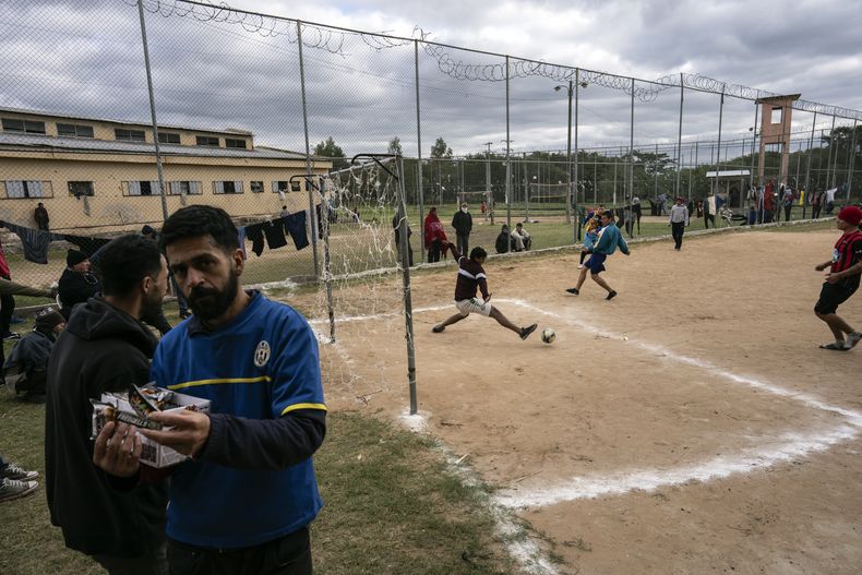 Reclusos jugando fútbol en la cárcel Juan de la Vega en Emboscada, Paraguay, el viernes 12 de julio de 2024. (AP Foto/Rodrigo Abd)