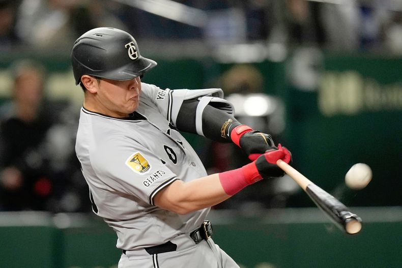 ARCHIVO - Kazuma Okamoto, de los Gigantes de Yomiuri, es ponchado en el cuarto inning de un juego de béisbol de entrenamiento de primavera contra los Dodgers de Los Ángeles en Tokio, Japón, el sábado 15 de marzo de 2025. (AP Photo/Hiro Komae, Archivo)