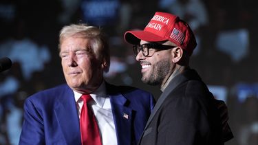 El expresidente Donald Trump, candidato presidencial republicano, a la izquierda, saluda a Nicky Jam durante un evento de campaña en el World Market Center, el viernes 13 de septiembre de 2024, en Las Vegas. (Foto AP/Alex Brandon)