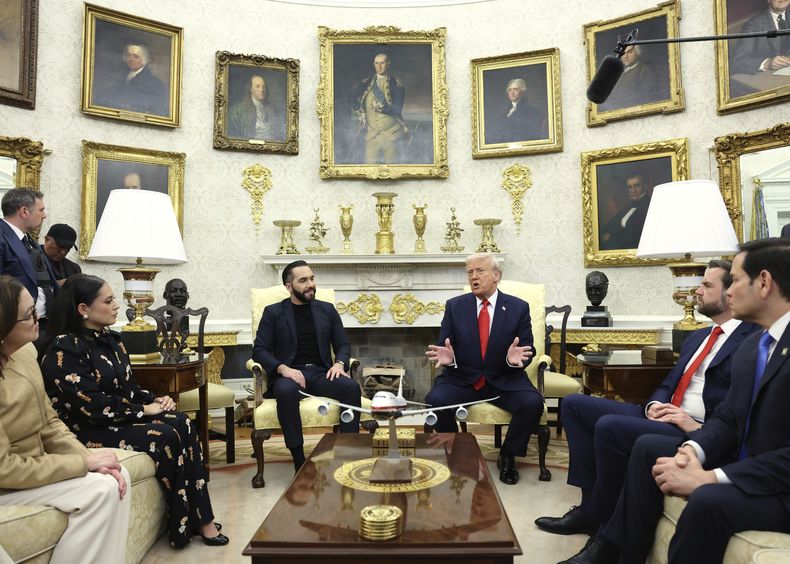 El presidente Donald Trump, al centro a la derecha, habla durante una reunión con el mandatario salvadoreño Nayib Bukele, al centro a la izquierda, mientras lo escuchan el secretario de Estado Marco Rubio, primero desde la derecha, y el vicepresidente JD Vance en el Despacho Oval de la Casa Blanca, el lunes 14 de abril de 2025, en Washington. (Foto compartida vía AP)