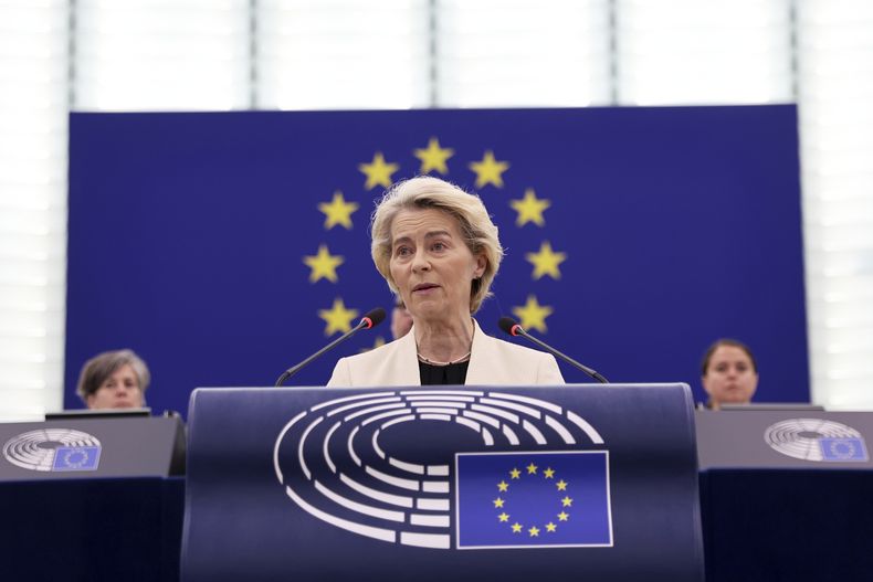 La presidenta de la Comisión Europea, Ursula Von der Leyen, pronuncia su discurso sobre el apoyo de la UE a la paz en Ucrania, el miércoles 7 de mayo de 2025 en el Parlamento Europeo, en Estrasburgo, en el este de Francia. (AP Foto/Antonin Utz)