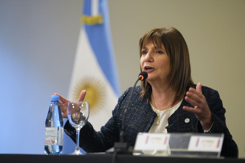 La precandidata presidencial opositora Patricia Bullrich da una conferencia de prensa en Buenos Aires, Argentina, el viernes 23 de junio de 2023. (AP Foto/Natacha Pisarenko)
