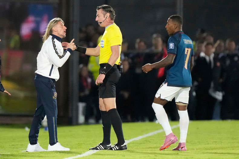 El técnico de Ecuador, Sebastián Beccacece (izquierda), discute con el árbitro brasileño Raphael Claus durante un partido de la eliminatoria mundialista ante Paraguay, el jueves 4 de septiembre de 2025 (AP Foto/Jorge Saenz)