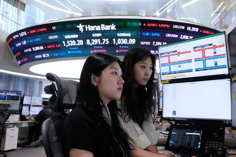 Operadoras de divisas observan los monitores en la sala de operaciones de cambio de divisas de la sede del Banco Hana en Seúl, Corea del Sur, el viernes 12 de junio de 2026. (Foto AP/Ahn Young-joon)