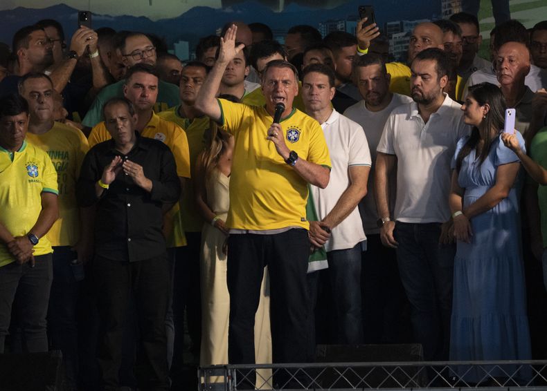 El expresidente brasileño Jair Bolsonaro habla durante un acto de campaña en Río de Janeiro, el sábado 16 de marzo de 2024. (AP Foto/Silvia Izquierdo)