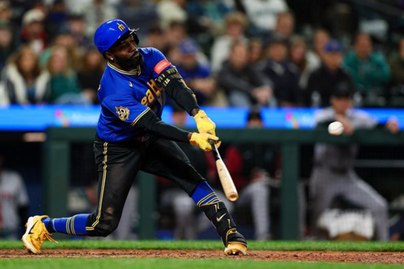 Randy Arozarena (56), de los Marineros de Seattle, batea un doble productor decisivo frente a los Diamondbacks de Arizona durante la décima entrada del juego de béisbol de Grandes Ligas, el viernes 29 de mayo de 2026, en Seattle. (AP Foto/Caean Couto)
