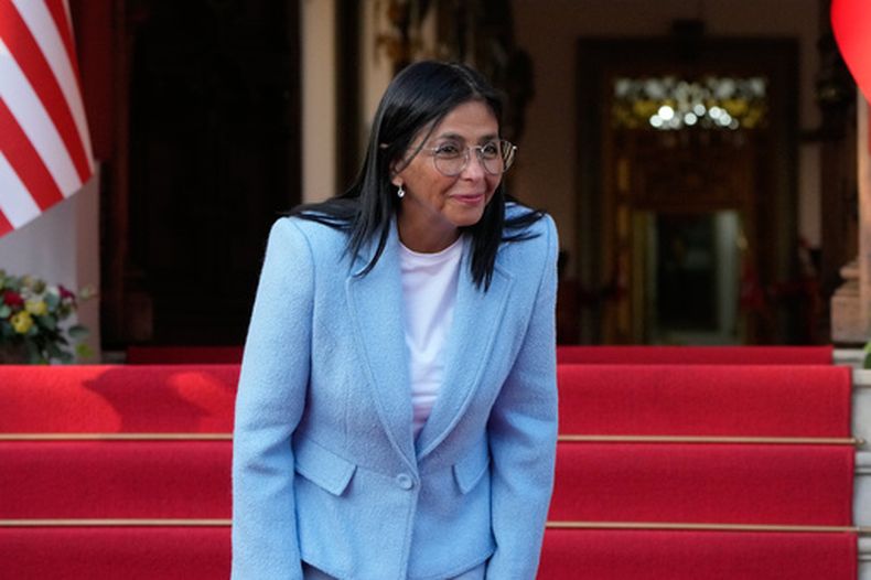 La presidenta interina de Venezuela, Delcy Rodríguez, sonríe mientras se despide del secretario de Energía de Estados Unidos, Chris Wright, al finalizar su encuentro del miércoles 11 de febrero de 2026, en el palacio de Miraflores, en Caracas. (AP Foto/Ariana Cubillos)
