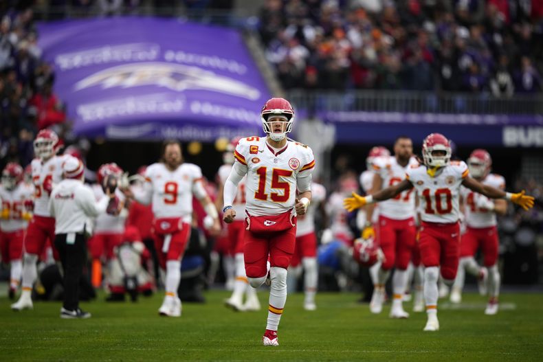 Patrick Mahomes (15), quarterback de los Chiefs de Kansas City, encabeza la salida de su equipo previo al juego de campeonato de la AFC en contra de los Ravens de Baltimore, el domingo 28 de enero de 2024, en Baltimore. (AP Foto/Matt Slocum)