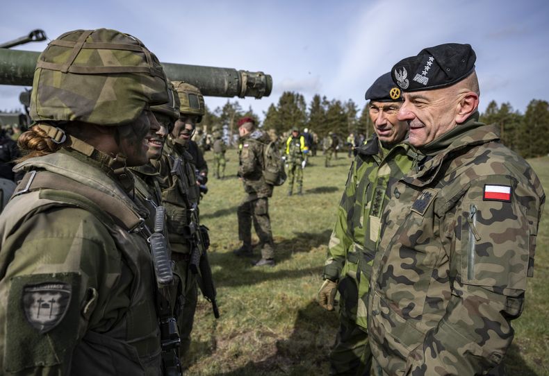 El jefe del Estado Mayor Conjunto de Polonia, general Rajmund Andrzejczak (d) durante maniobras militares afuera de Kristianstad, Suecia, el 6 de mayo de 2023. (Johan Nilsson/TT News Agency via AP)