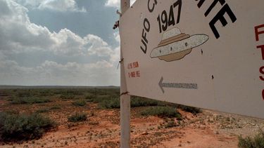 Un letrero muestra a los viajantes el inicio del Recorrido de lugares de choques de ovnis de 1947, el 10 de junio de 1997, en Roswell, Nuevo México. (AP Foto/Eric Draper, Archivo)