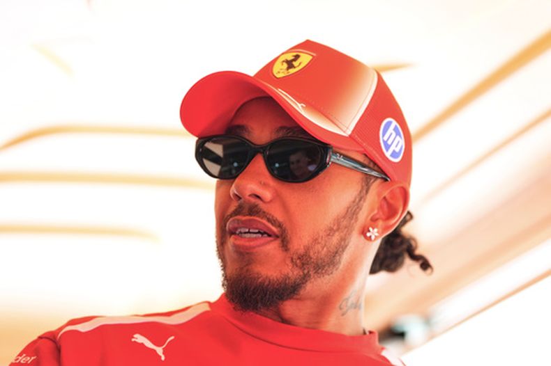 El piloto de Ferrari Lewis Hamilton en el paddock del Gran Premio de España, el jueves 10 de septiembre de 2026, en Madrid. (AP Foto/Manu Fernández)