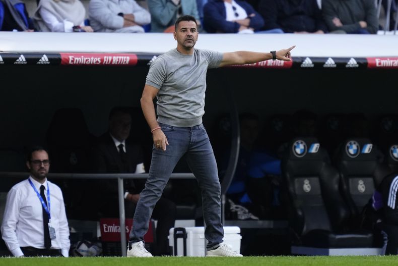 ARCHIVO - El técnico del Girona Michel durante el partido contra el Real Madrid por la Liga española, el 30 de octubre de 2022, en Madrid. (AP Foto/José Bretón)