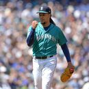 El dominicano Luis Castillo, abridor de los Marineros de Seattle, festeja durante el encuentro ante los Piratas de Pittsburgh, el sábado 27 de mayo de 2023 (AP Foto/Lindsey Wasson)