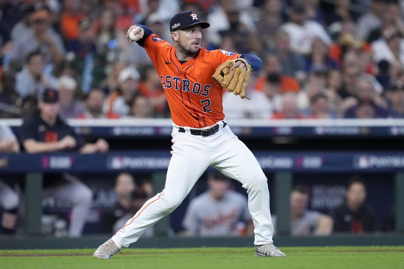 ARCHIVO - El tercera base Alex Bregman de los Astros de Houston lanza a segunda base durante el noveno inning del juego contra los Tigres de Detroit en la serie de comodines de la Liga Americana, el miércoles 2 de octubre en Houston. (AP Photo/Kevin M. Cox)