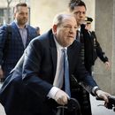 ARCHIVO - Harvey Weinstein llega a una corte de Manhattan mientras continúan las deliberaciones del jurado en su juicio por violación en Nueva York, el 24 de febrero de 2020. El abogado de Weinstein dijo que fue hospitalizado para que le hicieran pruebas físicas el 26 de abril de 2024 después de que fuera revocada su sentencia por violación en Nueva York. (Foto AP/John Minchillo, archivo)