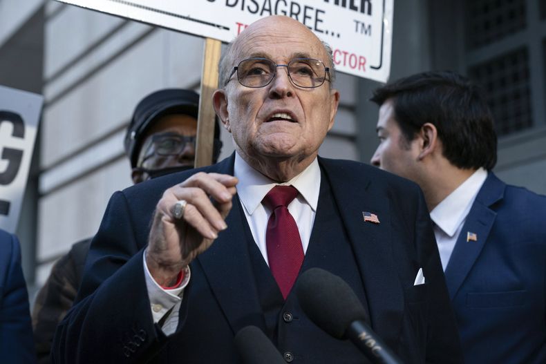 Rudy Giuliani en conferencia de prensa fuera de una corte federal, el 15 de diciembre de 2023, en Washington. (AP Foto/Jose Luis Magana, Archivo)