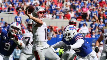 El mariscal de campo de los Patriots de Nueva Inglaterra, Drake Maye (10), lanza un pase bajo la presión del apoyador de los Bills de Búfalo, Greg Rousseau (15), durante la segunda mitad de un partido de fútbol americano de la NFL en Orchard Park, Nueva York, el 4 de octubre de 2026. (Foto AP/Jeffrey T. Barnes)