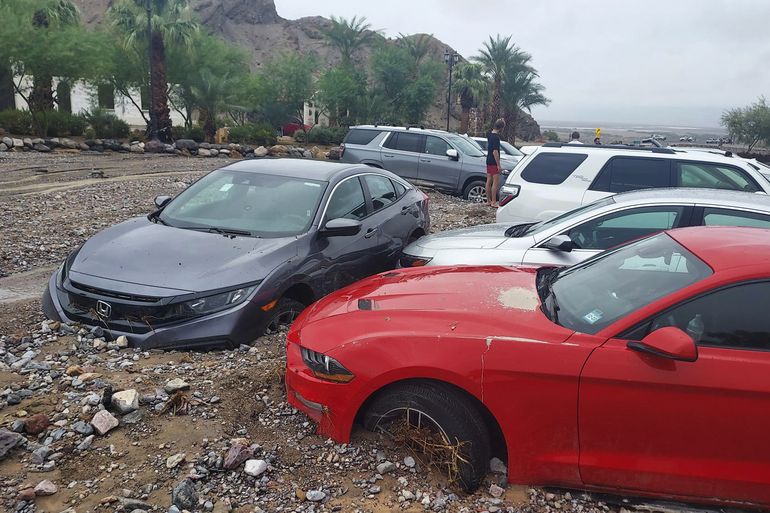 Turistas salen de zona inundada en Valle de la Muerte